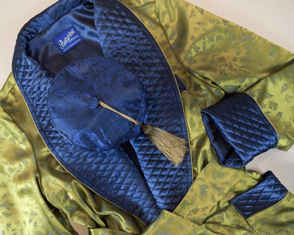 Eleganz in Chartreuse Grün 2photoshoot robes, Dressing Gowns and Pajamas by Baturina Homewear