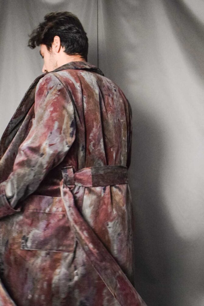 Herren Hausmantel aus kastanienbraunem Samt mit abstraktem Druck, inspiriert von Sherlock Holmes – Bild 5