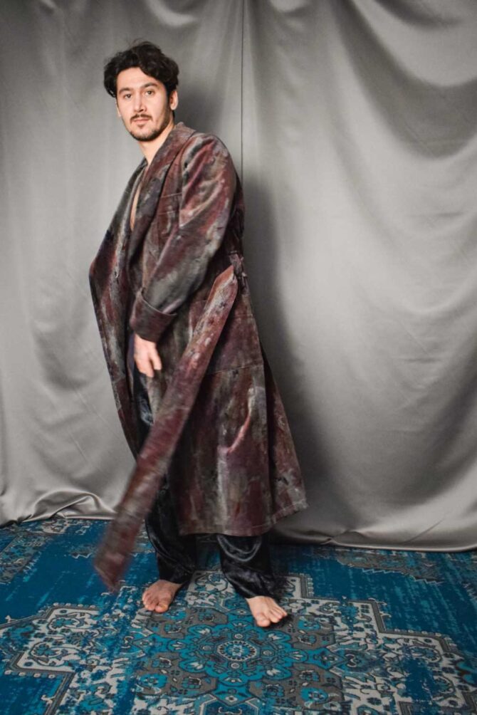 Herren Hausmantel aus kastanienbraunem Samt mit abstraktem Druck, inspiriert von Sherlock Holmes – Bild 3