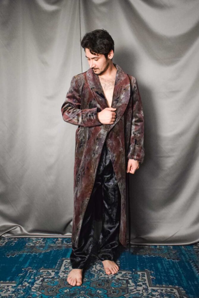 Herren Hausmantel aus kastanienbraunem Samt mit abstraktem Druck, inspiriert von Sherlock Holmes – Bild 2